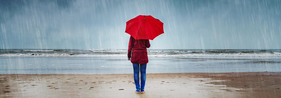 femme sous la pluie de pression saisonniere Image